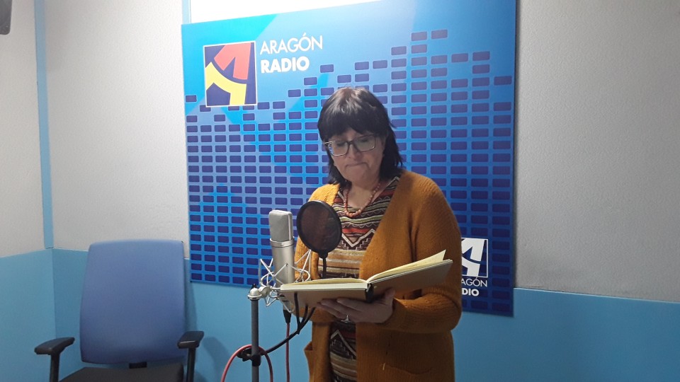 Imagen Lectura ofrecida por Belén Gonzalvo en uno de los estudios de Aragón Radio [plano 1]