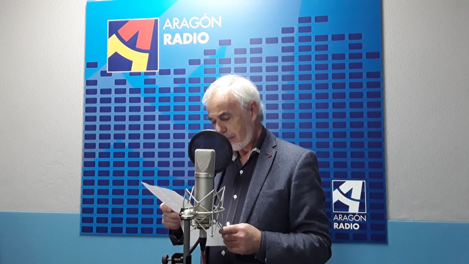 Imagen Carlos Tundidor en uno de los estudios de Aragón Radio [plano 1]