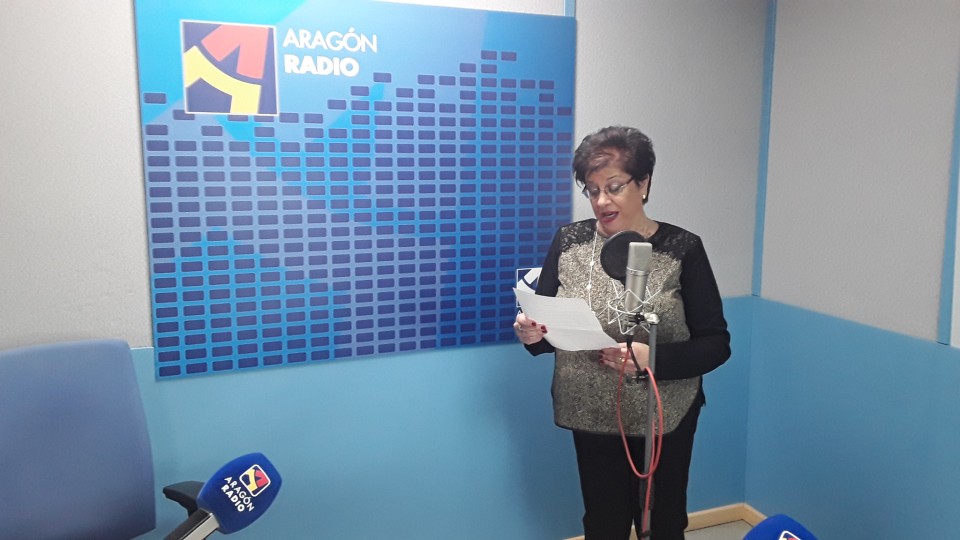 Imagen Coral González nos ofrece una lectura sobre un extracto de una de sus obras, en Aragón Radio [plano 2]