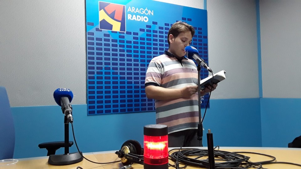 Imagen Lectura de David Rozas en su visita a uno de los estudios de Aragón Radio [plano 2]
