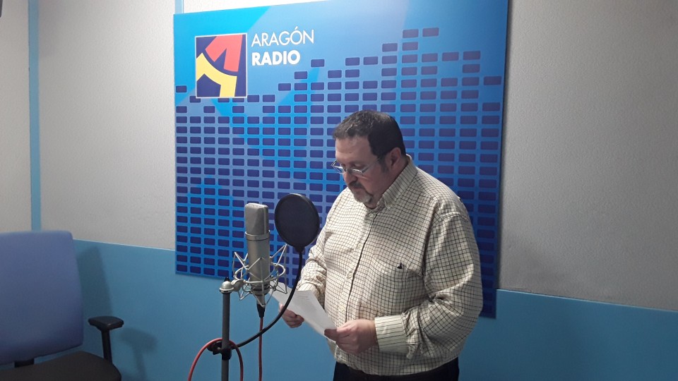 Imagen Gonzalo Gonzalvo en uno de los estudios de Aragón Radio [plano 1]