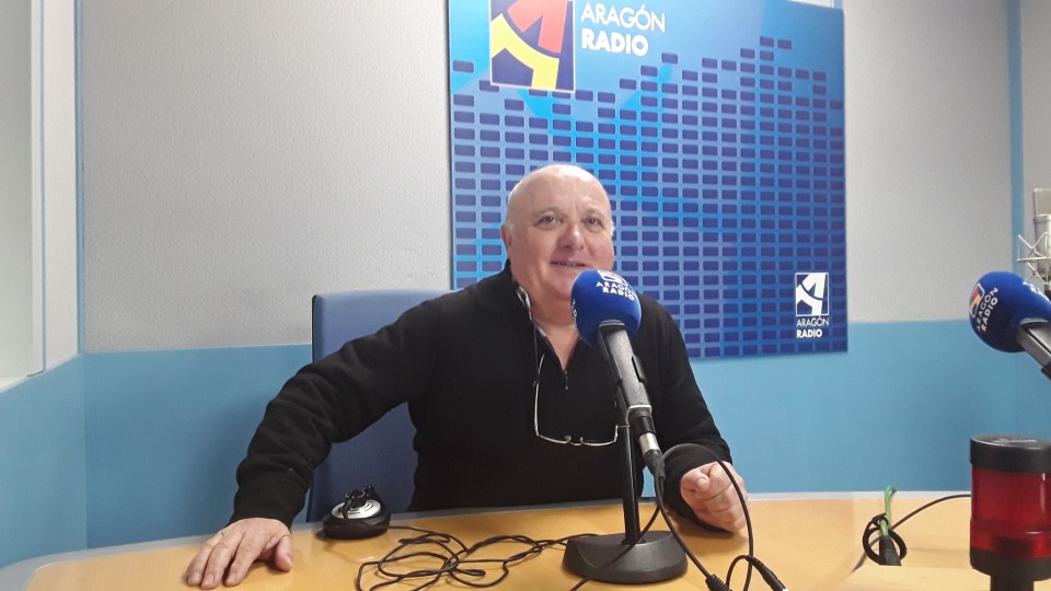 Imagen Entrevista a José Mª Andrés Sierra en uno de los estudios de Aragón Radio [plano 2]
