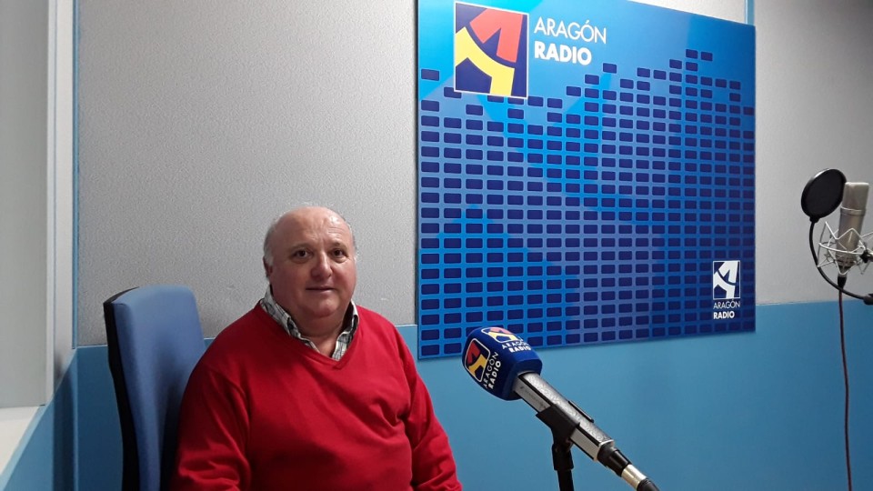 Imagen Entrevista a José Mª Andrés Sierra en uno de los estudios de Aragón Radio [plano 3]