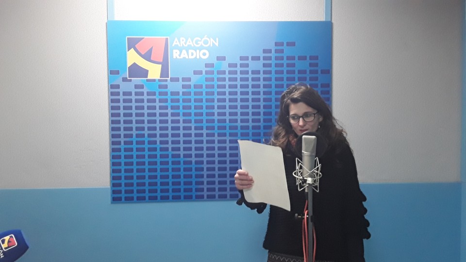 Imagen La hija de Lourdes Fajó nos ofreció, en uno de los estudios de Aragón Radio, una lectura sobre una de las obras de su madre [plano 2]