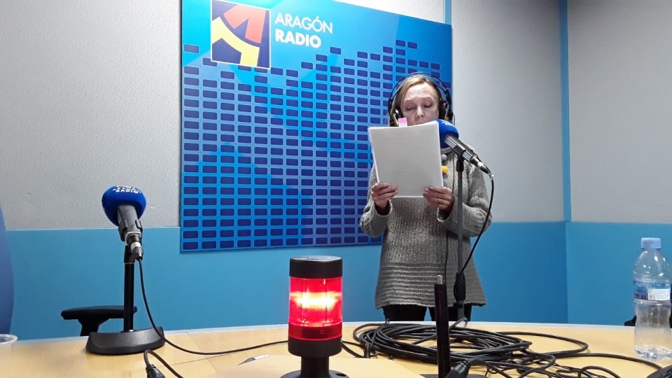 Imagen Margarita Barbachano en una lectura que nos brindó en uno de los estudios de Aragón Radio [plano 1]