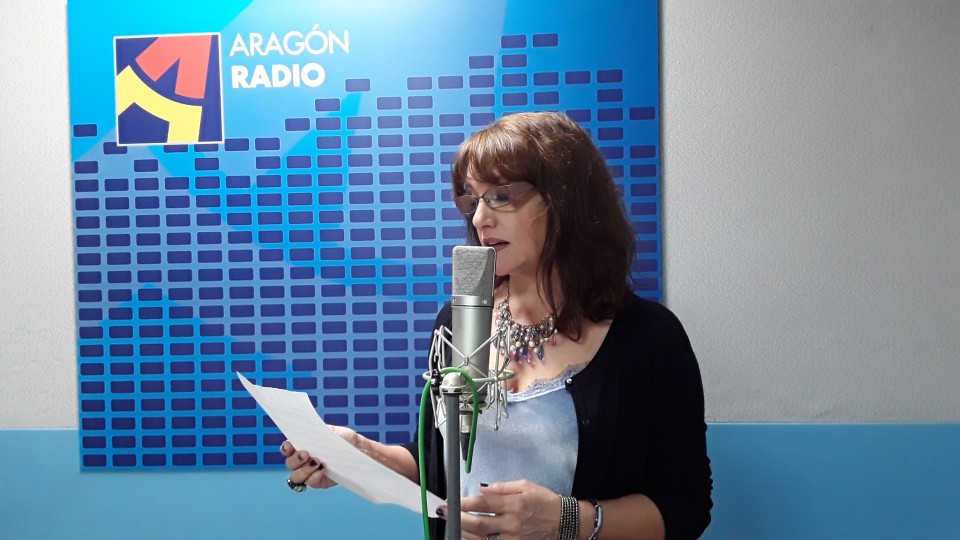 Imagen María Belén Mateos ofreciéndonos una lectura en Aragón Radio [plano 3]