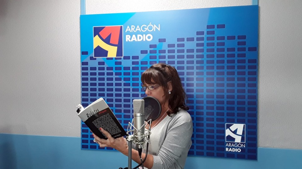 Imagen María Belén Mateos ofreciéndonos una lectura en Aragón Radio [plano 4]