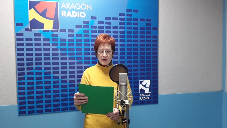 Imagen Maria José Sanjuan en una lectura realizada en los estudios de Aragón Radio [plano 1]