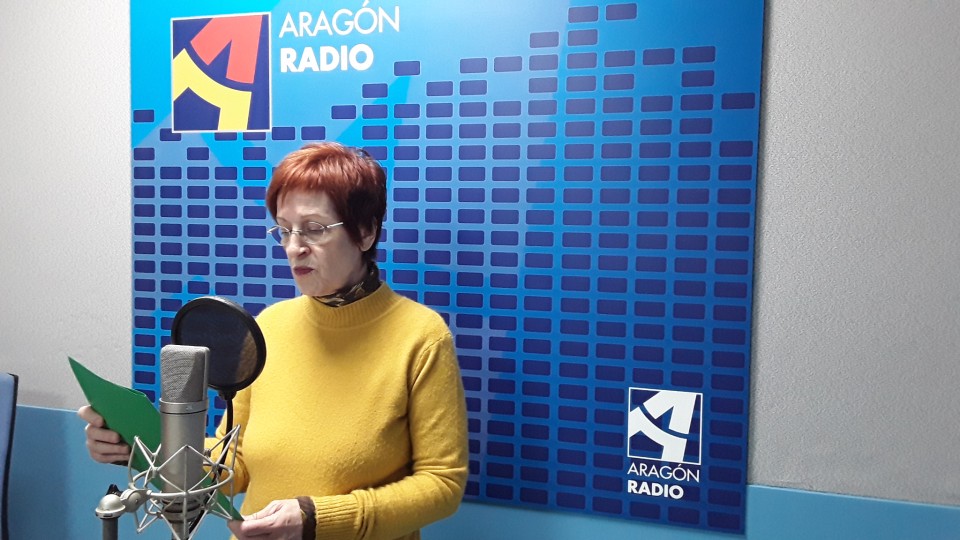 Imagen Maria José Sanjuan en una lectura realizada en los estudios de Aragón Radio [plano 2]