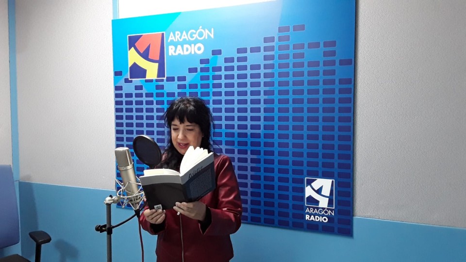 Imagen Entrevista a María Pilar Montoro en uno de los estudios de Aragón Radio (Plano 3)