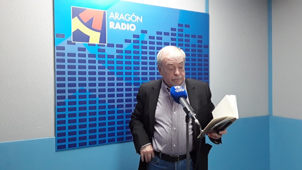 Imagen Miguel Ángel Yusta, en uno de los estudios de Aragón Radio (Plano 3)