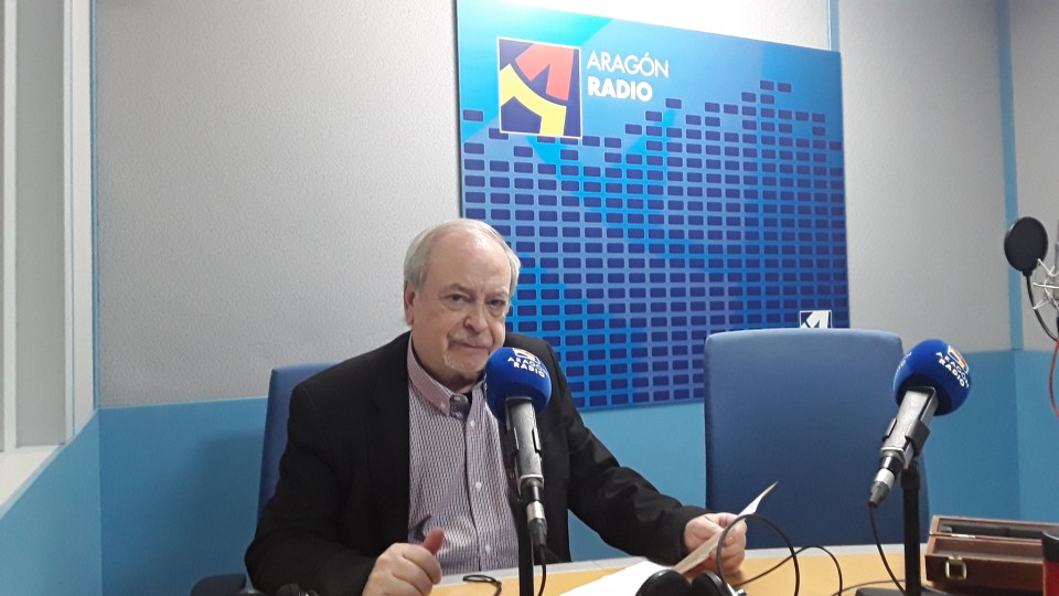 Imagen Miguel Ángel Yusta, en uno de los estudios de Aragón Radio (Plano 1)