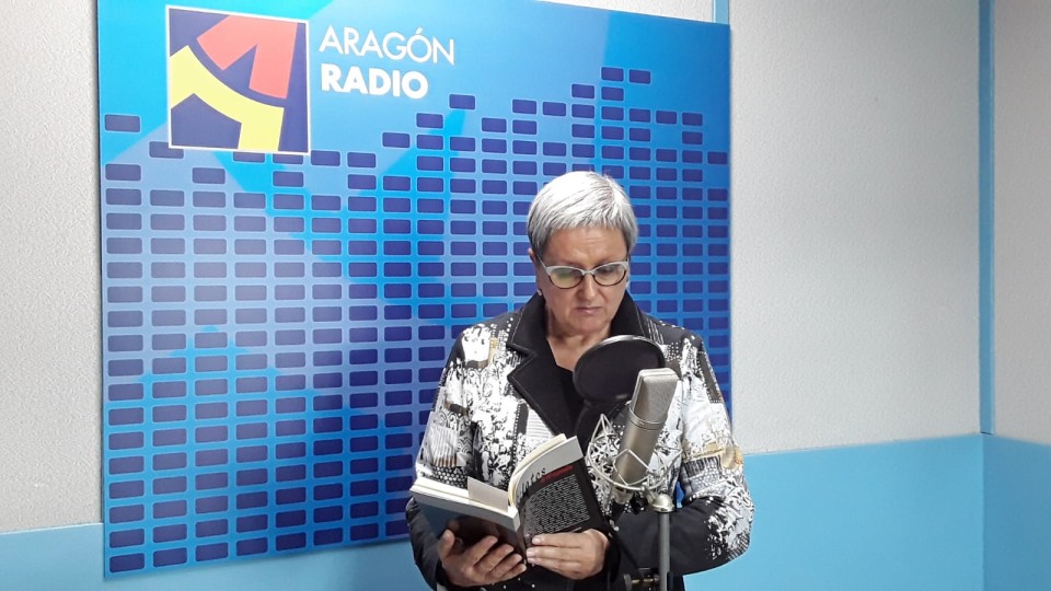Imagen Pilar Aguarón leyendo el relato 'La hora del parte'.
