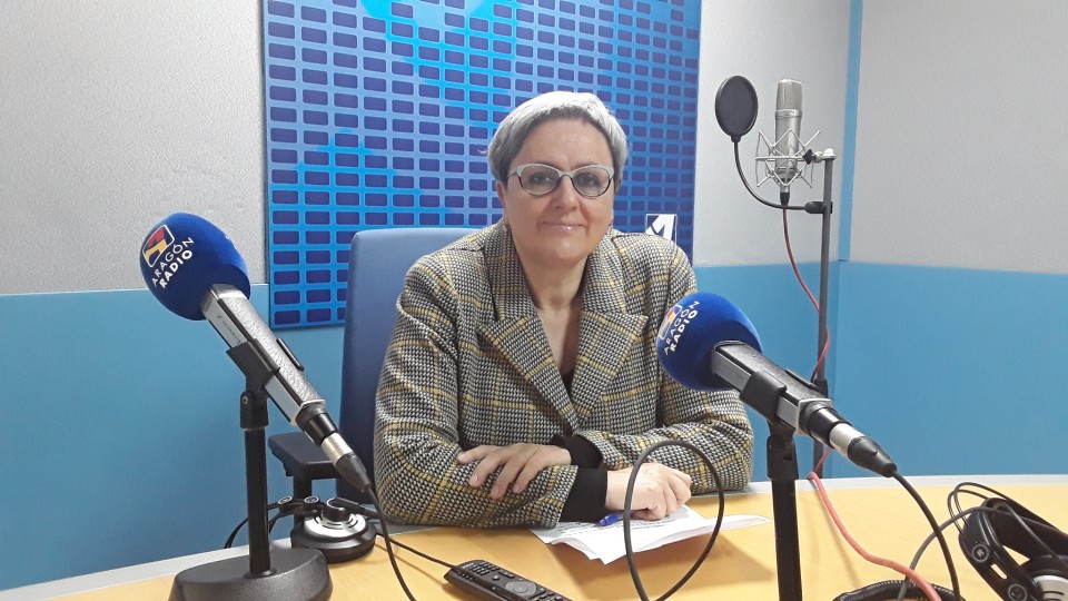Imagen Pilar Aguarón en uno de los estudios de Aragón Radio