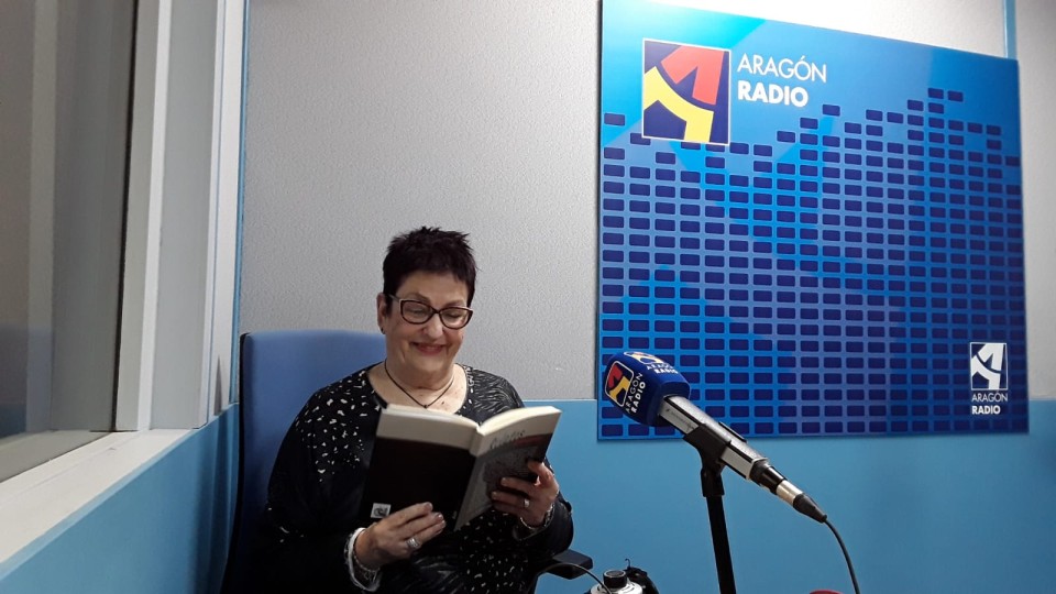 Imagen Rosa Mª Valiente Urrea, en uno de los estudios de Aragón Radio, presentándonos uno de sus poemas (Plano 2)