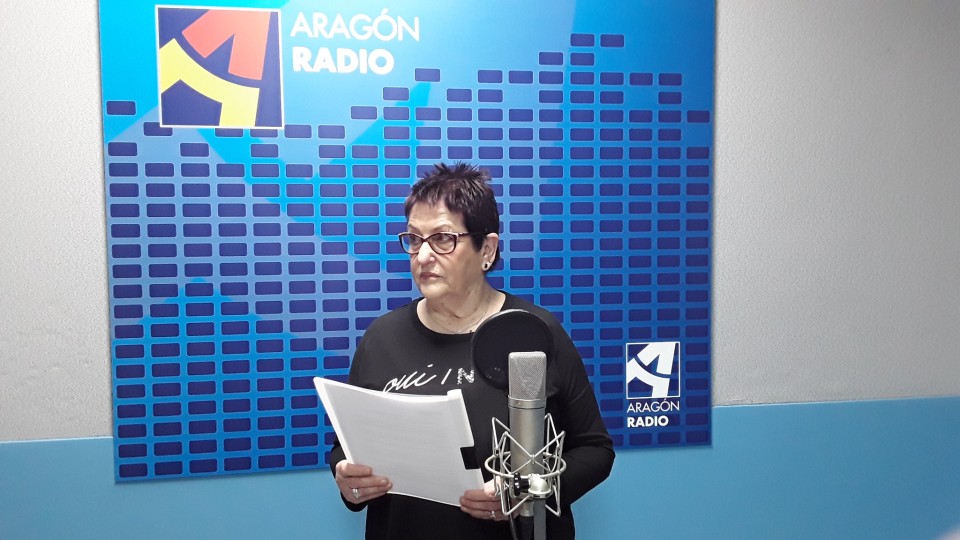 Imagen Rosa Mª Valiente Urrea, en uno de los estudios de Aragón Radio, presentándonos uno de sus poemas (Plano 1)