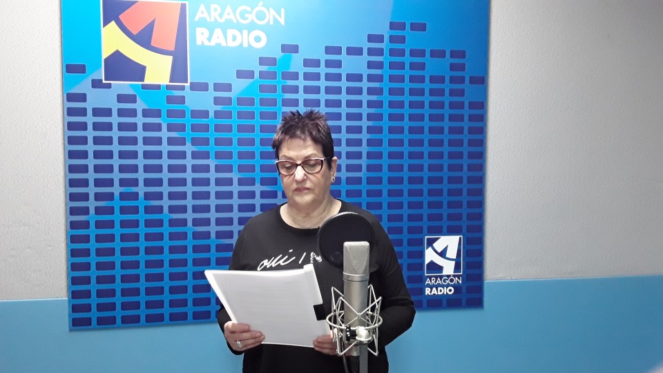 Imagen Rosa Mª Valiente Urrea, en uno de los estudios de Aragón Radio, presentándonos uno de sus poemas (Plano 3)