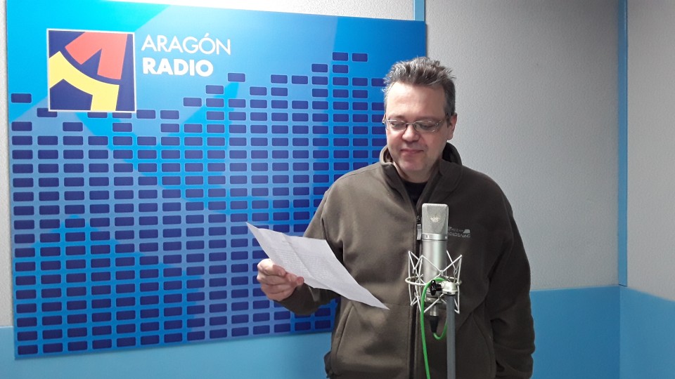 Imagen Sergio Allepuz, en el estudio de Aragón Radio (Plano 1)