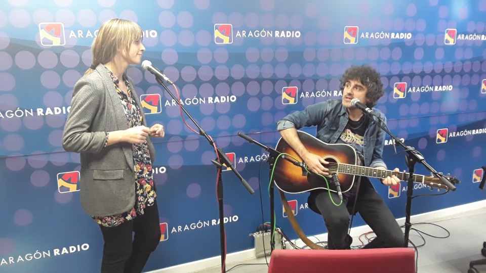 Imagen Llorente actúa en directo en los estudios de Aragón Radio