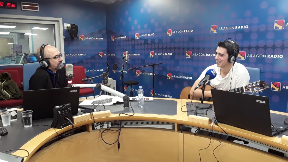 Imagen El cantautor, en el estudio principal de Aragón Radio.