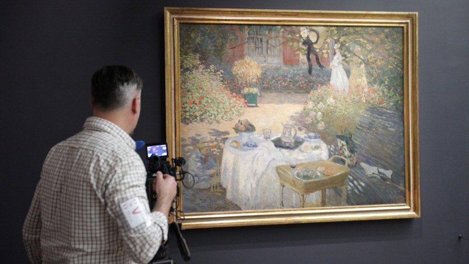 Imagen eos-the-impressionists-robin-fox-filming-work-at-musue-d-orsay-2-.jpg