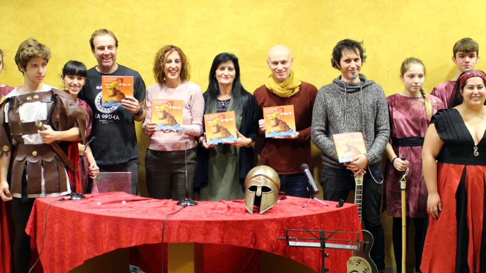 Imagen Foto de familia antes de la presentación del libro