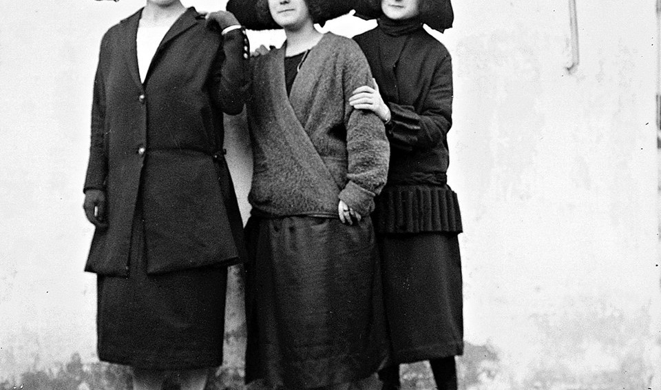 Imagen Tres damas de Huesca. 1920