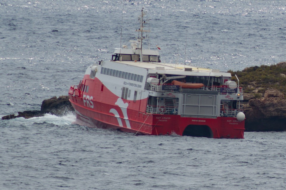 Imagen europapress-3903762-ferry-san-gwann-naviera-frs-encallado-islote-norte-malvins-ibiza-formentera.jpg