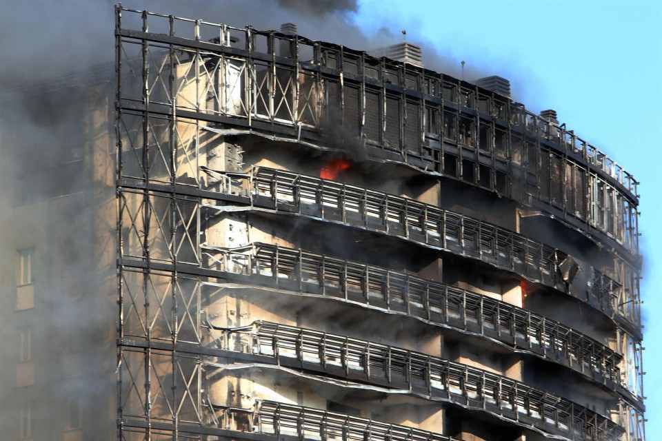 Imagen Edificio calcinado por las llamas en Milán (EFE)