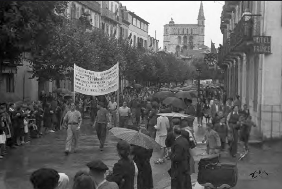 Imagen Desfile de guerrilleros españoles tras la liberación de Bagnères de Bigorre. (Foto Alix)
