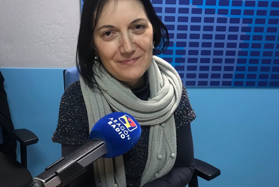 Imagen M.Pilar Benítez en el estudio de Aragón Radio