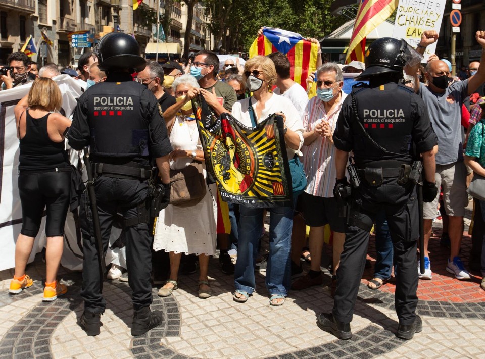 Imagen Varias decenas de personas se han congregado ante el Teatre del Liceu de Barcelona para protestar por la presencia del presidente del Gobierno, Pedro Sánchez (EFE)