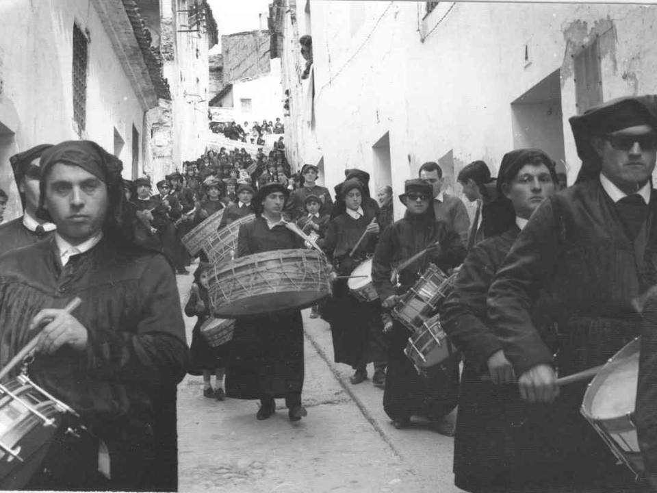 Imagen Los bombos y tambores acompañan las procesiones de la Semana Santa de Híjar (Foto: Parroquía de Hijar)