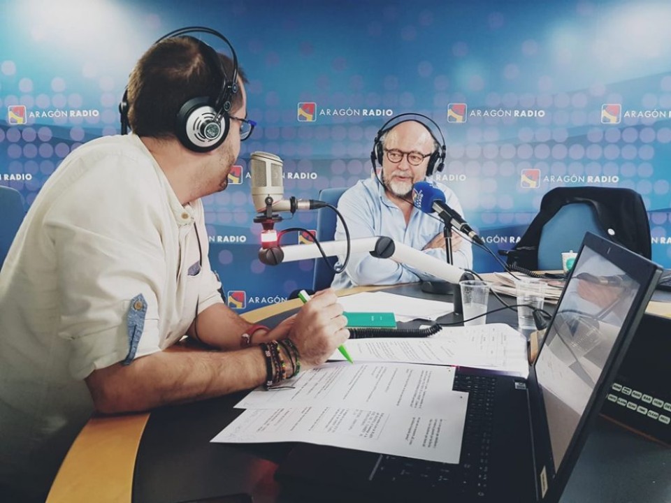 Imagen Antón Castro en los estudios de Aragón Radio