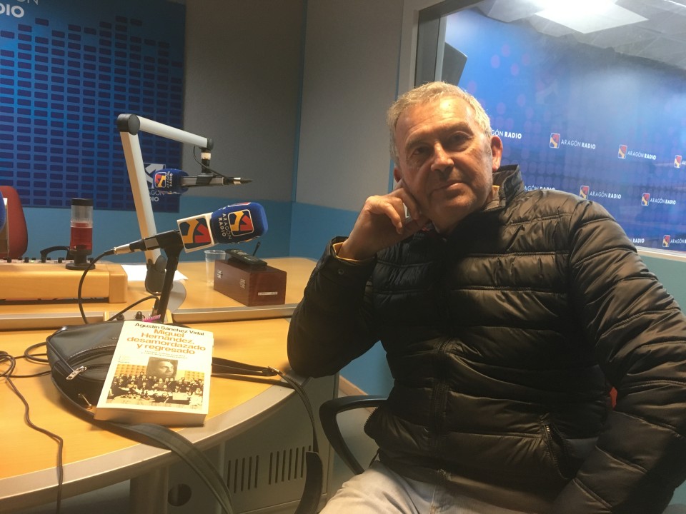 Imagen Agustín Sánchez Vidal en una entrevista realizada en uno de los estudios de Aragón Radio