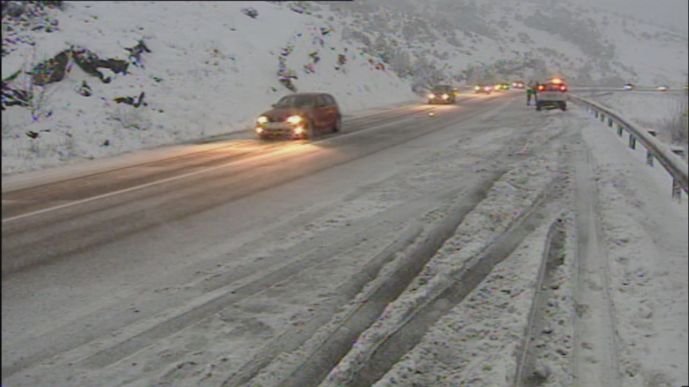 equivocado Moler Precaución Las nevadas dejan carreteras cortadas y más de 50 tramos con cadenas |  Aragon | Aragón Noticias (CARTV)