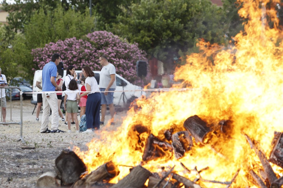 Molesto favorito Popular Hogueras y 'falles' arden ya para celebrar la noche de San Juan en Aragón |  Noticias | Aragón Noticias (CARTV)