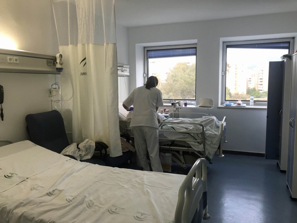 Una enfermera atiende a un paciente hospitalizado. (EP)