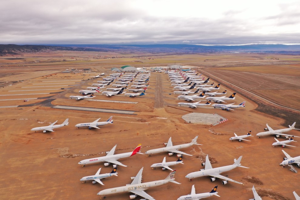 Un gran número de aeronaves estacionadas en el Aeropuerto de Teruel.