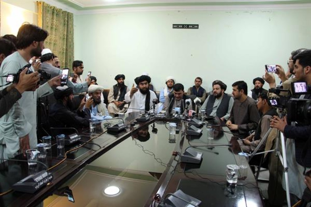 El director de Información y Cultura de los talibanes, Ahmadullah Muttaqi, conversa con los medios tras la rendición de Kandahar. (EFE)
