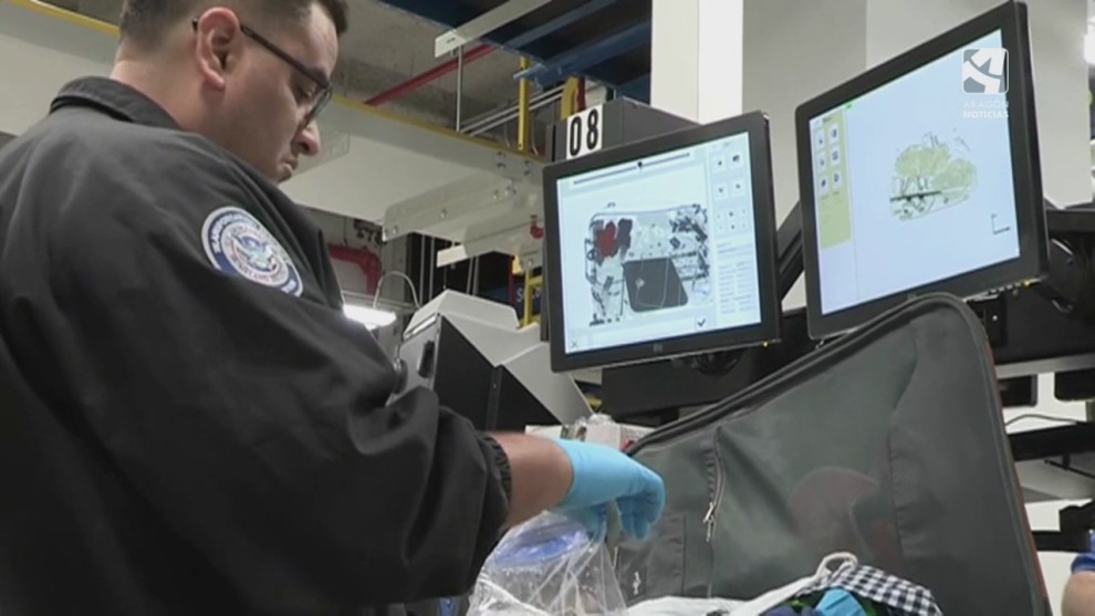 Un agente de seguridad controla el contenido de los equipajes en un aeropuerto estadounidense. 