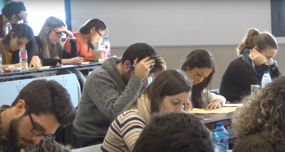 Un grupo de candidatos al MIR durante la prueba de 2017, en la Facultad de Educación de Zaragoza. / Foto: Academia CTO