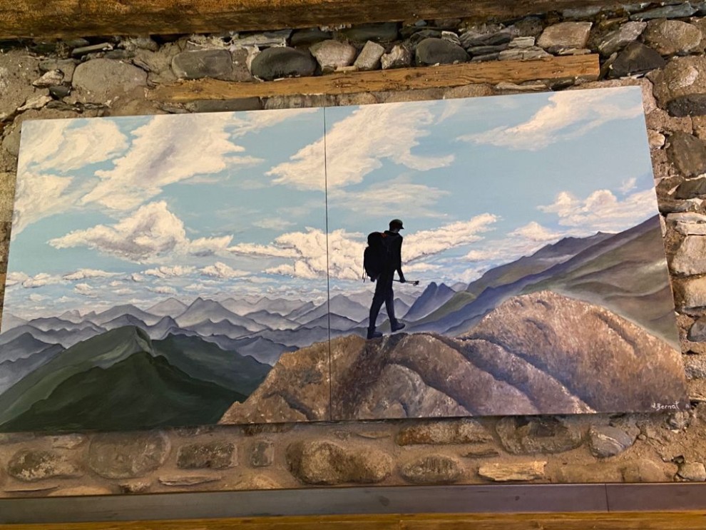 "El montañero en la cima", obra de Jesús Bernat que recrea una de las dos pequeñas cimas de la Tuca Blanca de Paderna. / Jesús Bernat