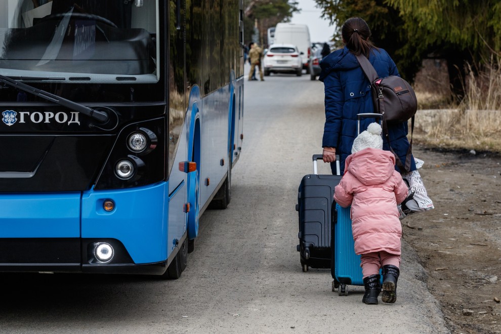 Varios niños en un autobús que evacúa a refugiados ucranianos hacia República Checa. / FUENTE: Europa Press