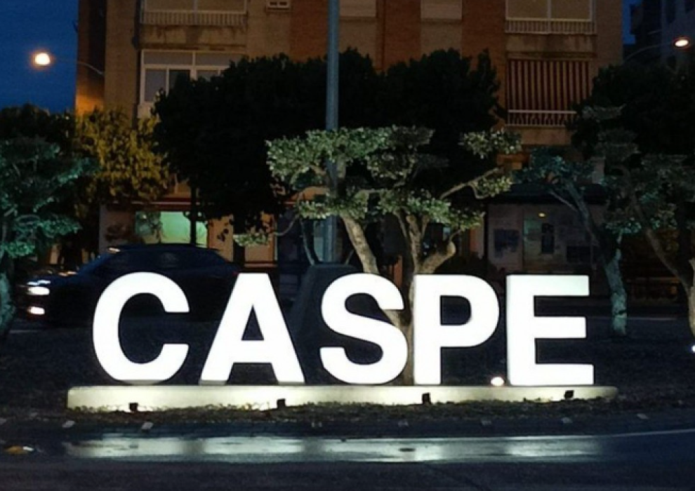 Imagen del letrero de Caspe en la rotonda de su entrada, por la noche. / Ayuntamiento de Caspe
