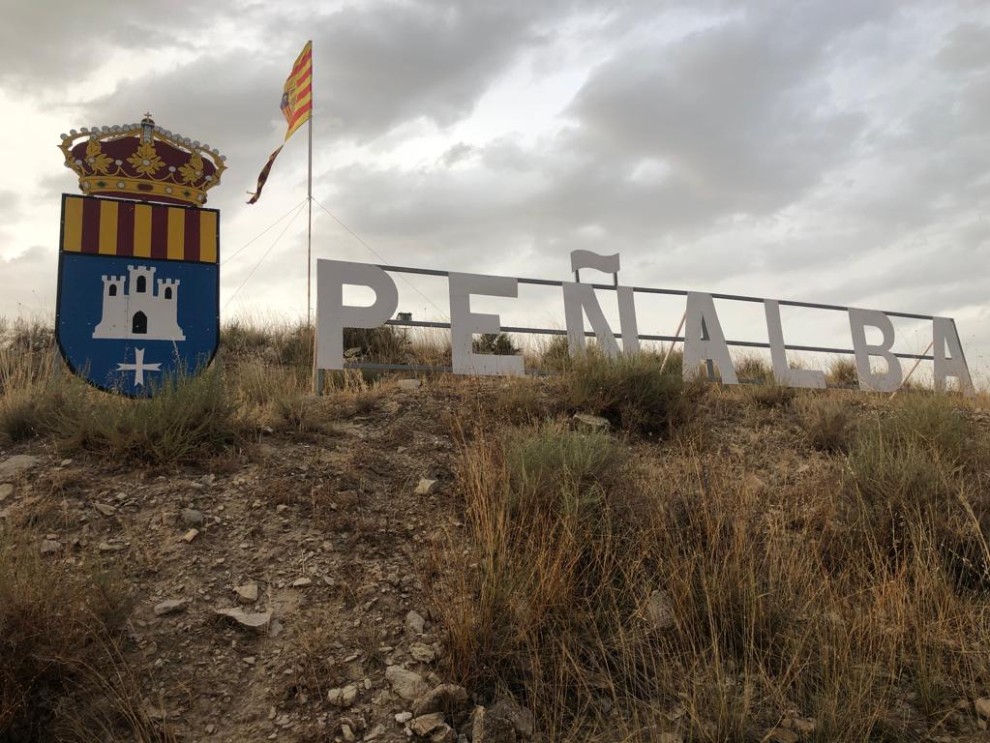 Imagen del letrero de Peñalba a lo alto del monte del Castillo. FUENTE: Ayuntamiento de Peñalba