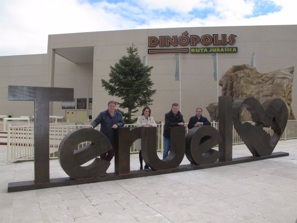 Letrero en la entrada del parque Dinópolis en Teruel. FUENTE: Europa Press