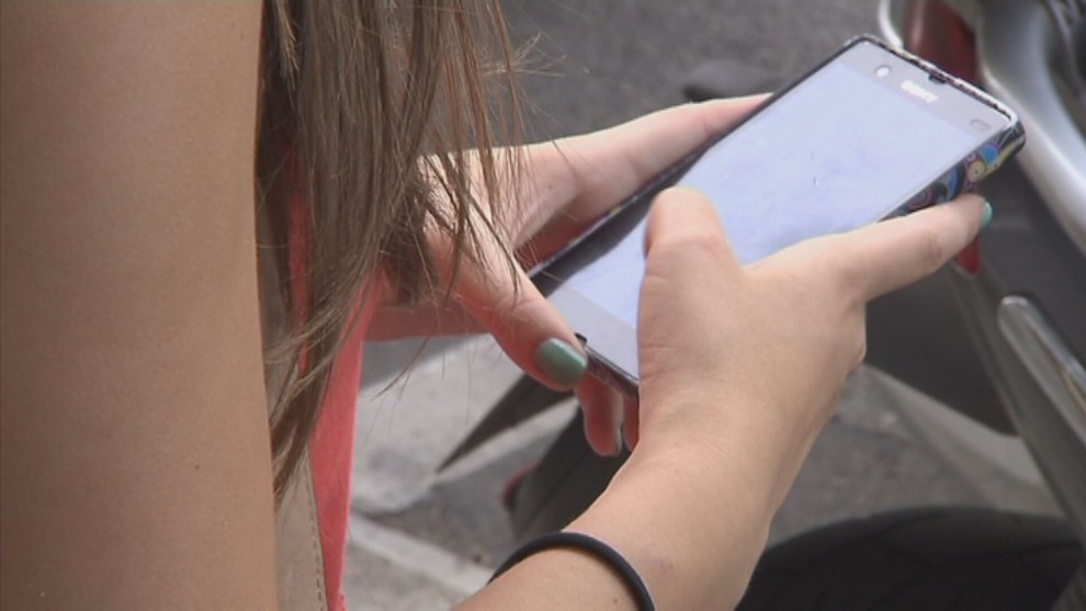 Un centenar de familias aragonesas antimóvil se suman a una iniciativa por  una adolescencia libre de 'smartphones', Aragon