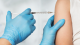 Un sanitario inocula una dosis de vacuna contra la COVID-19