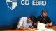 Sergio Cebollada, junto con el presidente, Jesús Navarro, firmando el contrato. Imagen: CD Ebro.